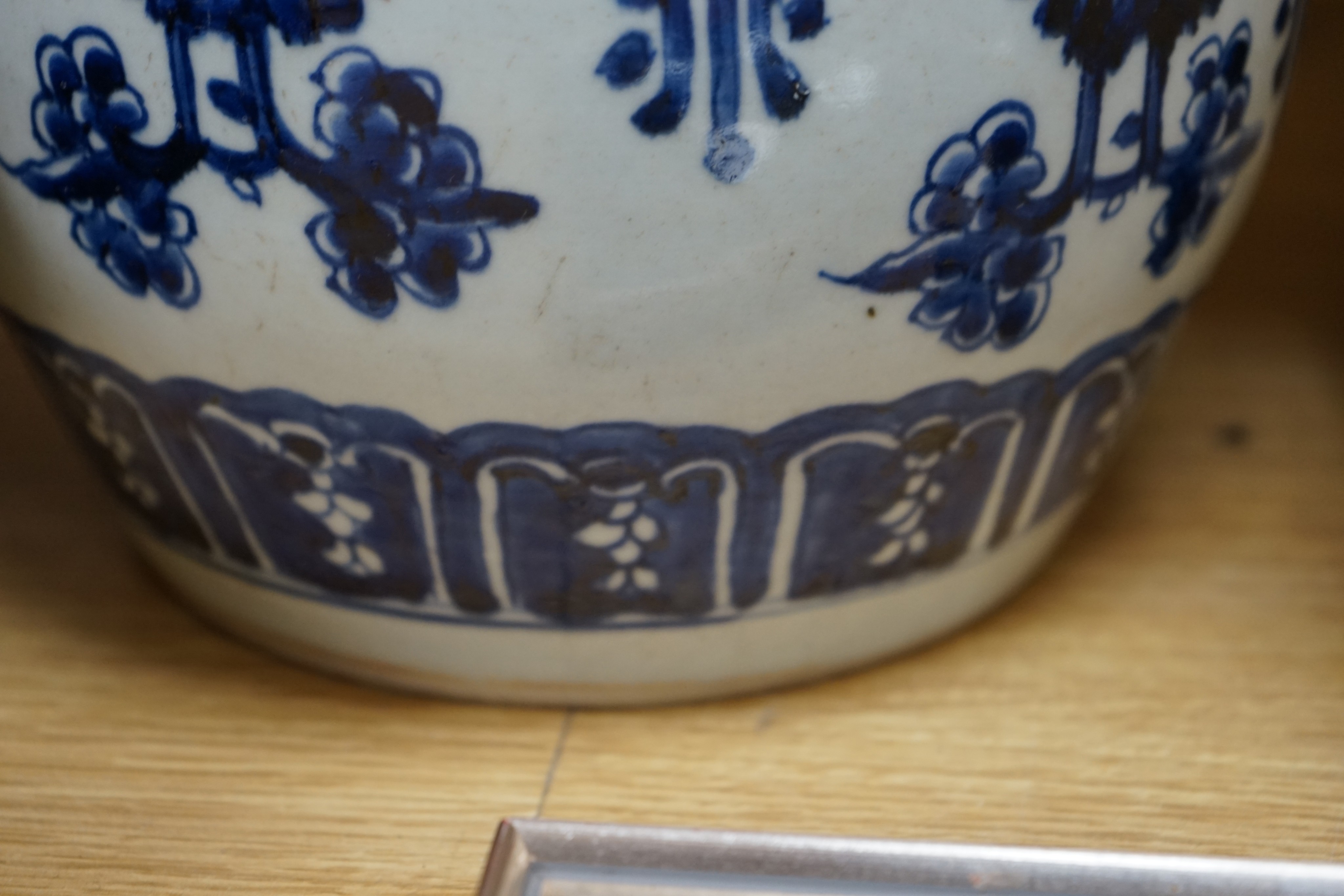 A Chinese Qing blue and white jar, 23cm